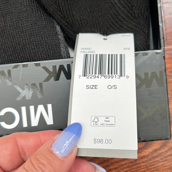 Michael Kors scarf and hat - Picture 3 of 3